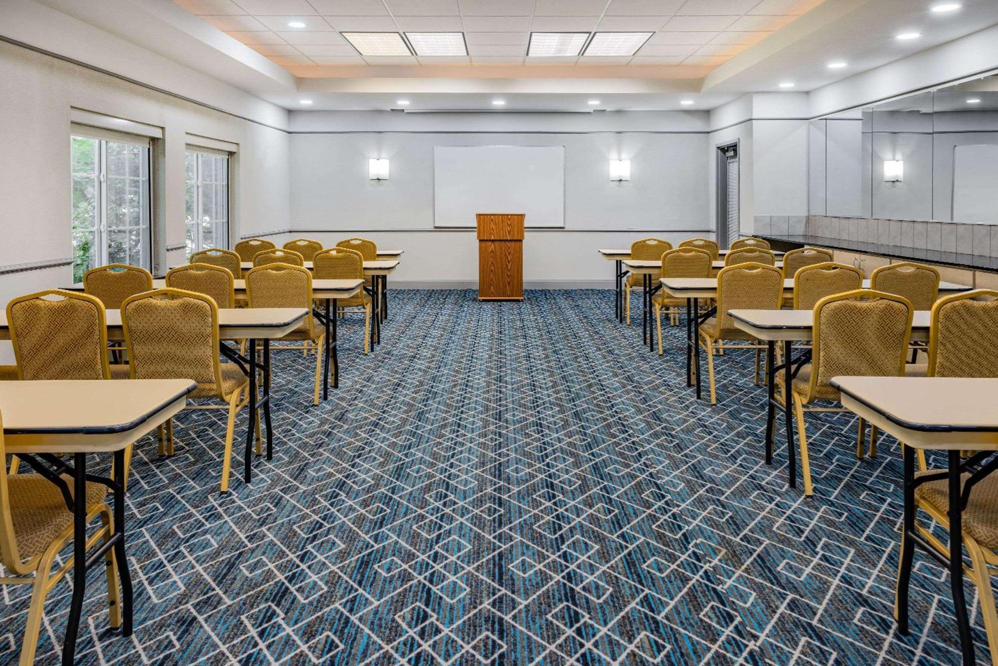 Hotel La Quinta & By Wyndham 3*